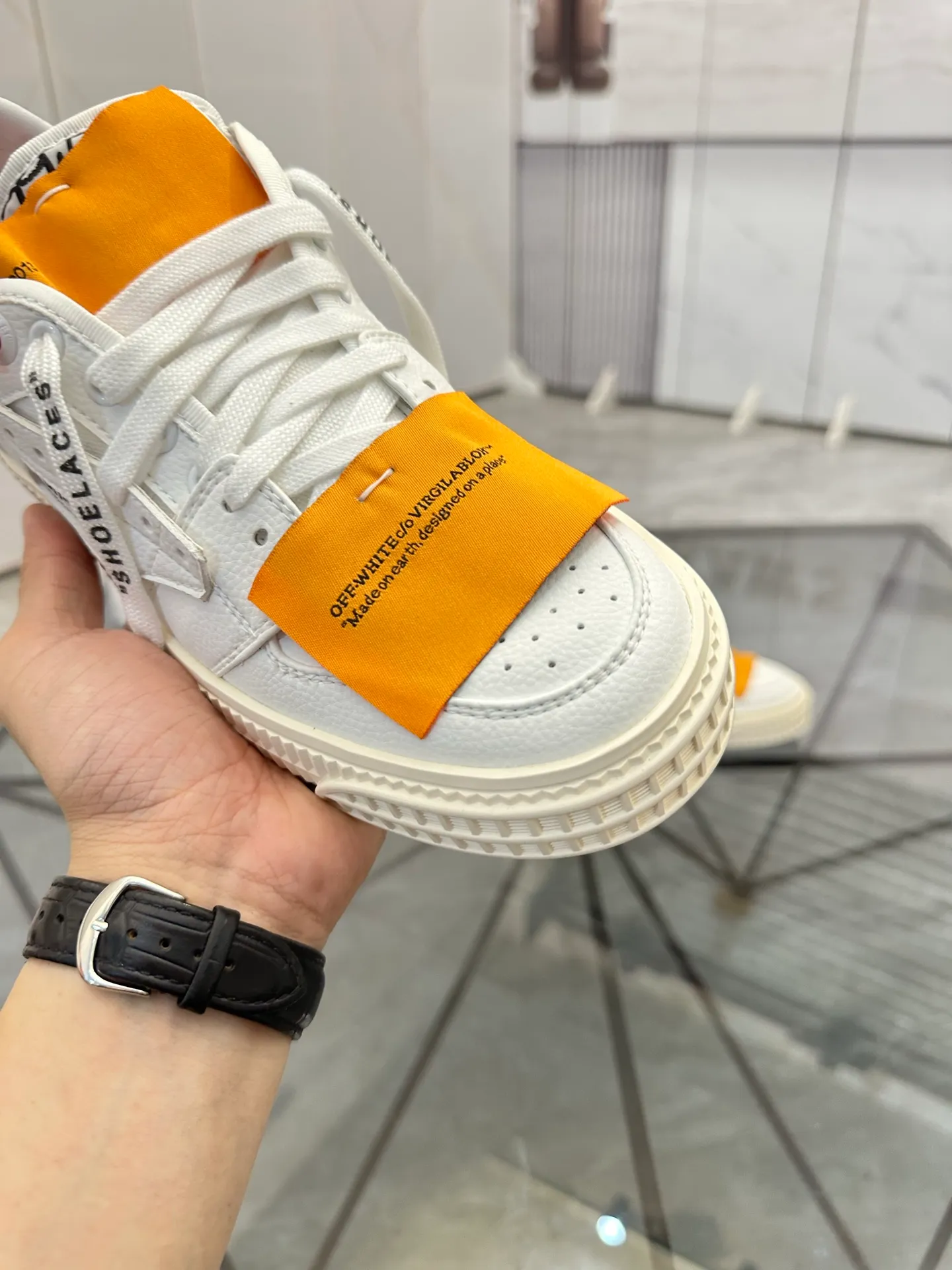 Selling men's shoes 💰: 💰P500¥ High-end top quality Product trademark: OFF WHITE *"OFF WHITE*" low-top casual shoes Regular size: 35-45 (can be customized to 46) Couple style Product materials: Upper imported first-layer cowhide stitched with original fabric, genuine leather lining, original outsole. No.: H203